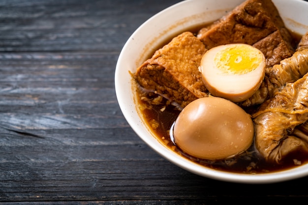 Œuf à La Coque Dans Une Sauce Brune Ou Une Sauce Sucrée