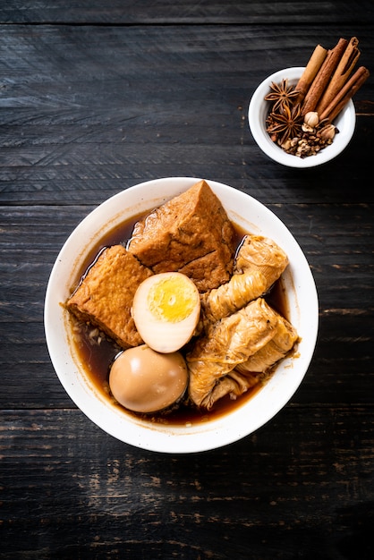 œuf à la coque dans une sauce brune ou une sauce sucrée