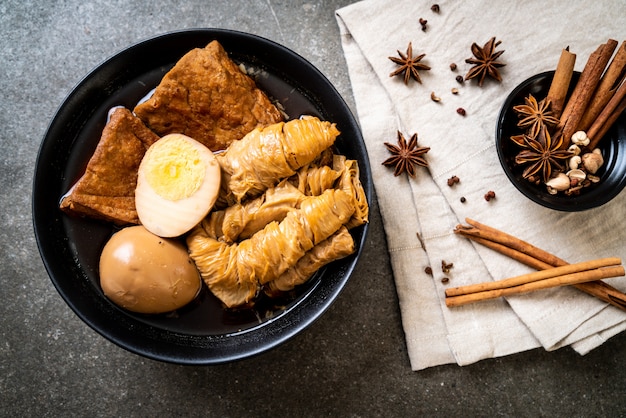 œuf à la coque dans une sauce brune ou une sauce sucrée