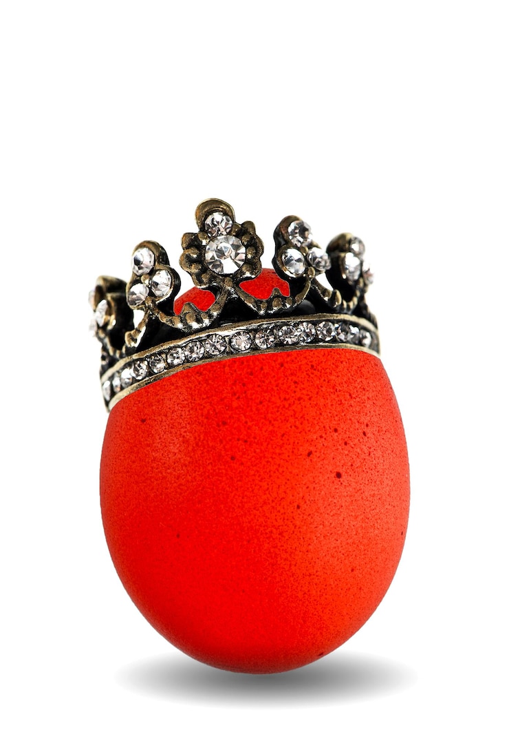 Photo œuf de couleur rouge avec couronne dorée isolé sur blanc