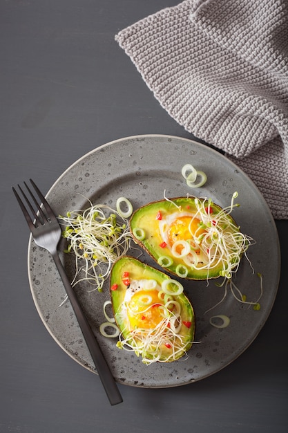 Oeuf cuit à l'avocat avec ciboule et germes de luzerne