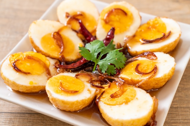 Oeuf Cuit Frit avec Sauce Tamarind