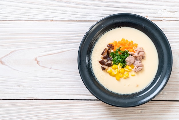 oeuf cuit à la vapeur avec du porc haché et des légumes