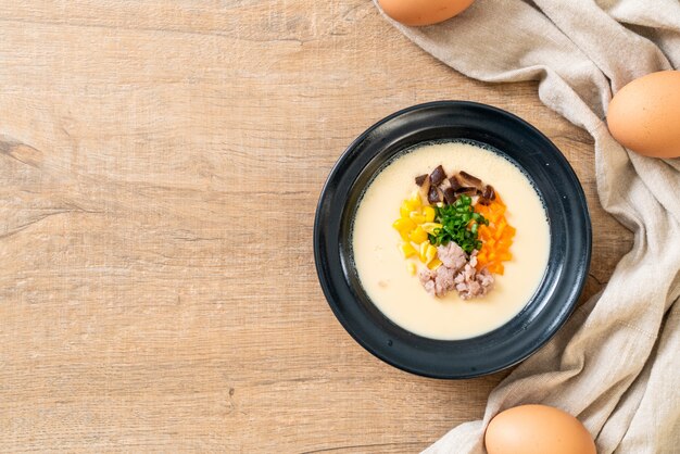 oeuf cuit à la vapeur avec du porc haché et des légumes