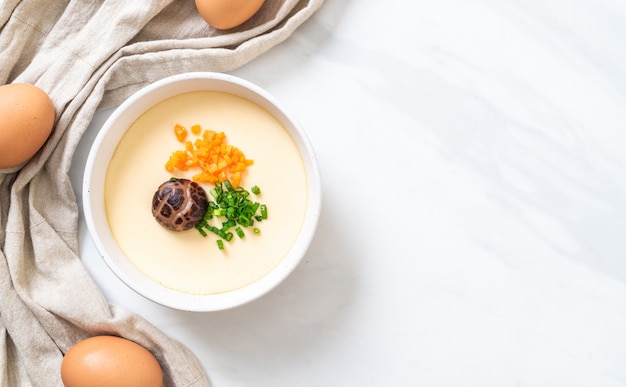 oeuf cuit à la vapeur avec légumes, champignons et carottes