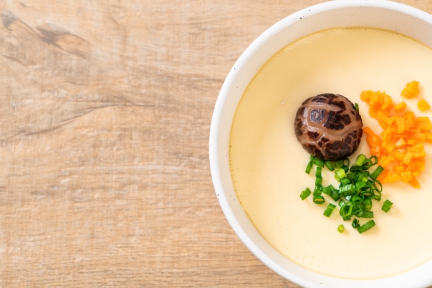 oeuf cuit à la vapeur avec légumes, champignons et carottes