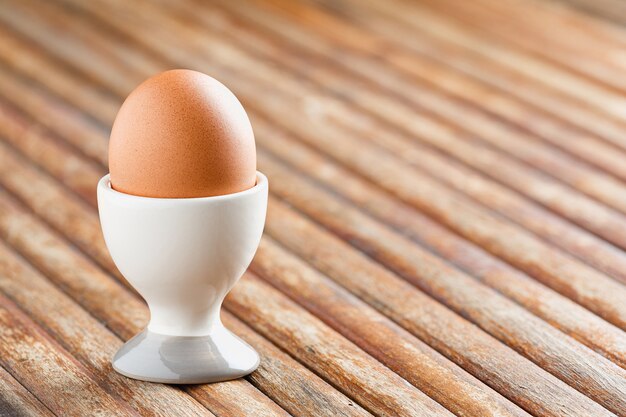 Oeuf dans une tasse en céramique