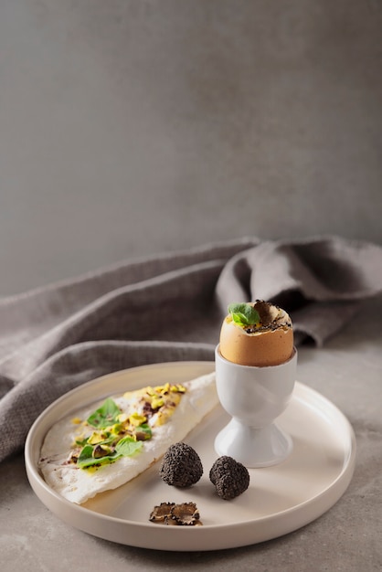 Photo oeuf délicieux à angle élevé aux truffes et pita