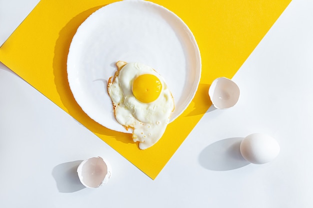 Photo Œuf frit sur une assiette blanche