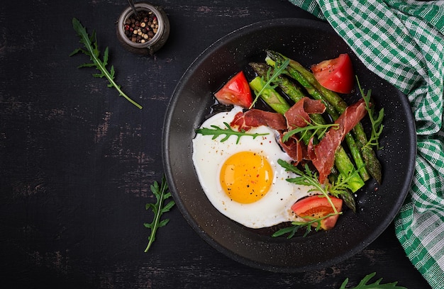 Œuf frit aux asperges, tomates et bacon Petit-déjeuner utile Vue de dessus au-dessus