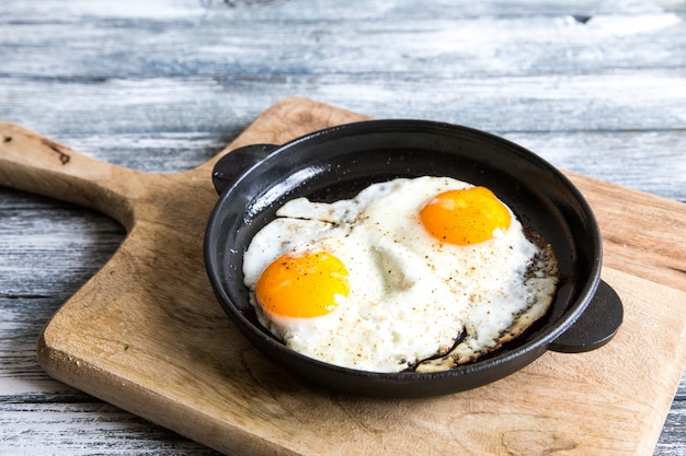 Oeuf frit. Bouchent la vue de l&#39;oeuf au plat sur une poêle à frire