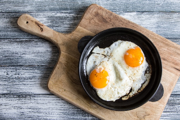 Oeuf frit. Bouchent la vue de l&#39;oeuf au plat sur une poêle à frire