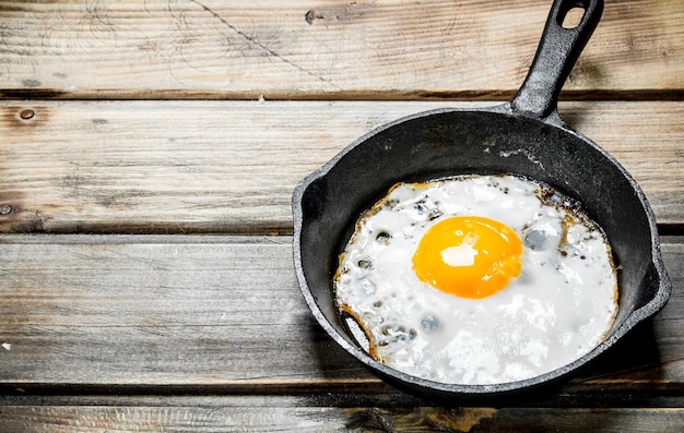 Photo oeuf frit dans une poêle à frire