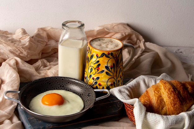 Oeuf frit avec du pain et du café au lait