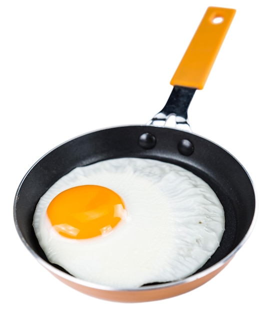 Oeuf frit isolé sur blanc