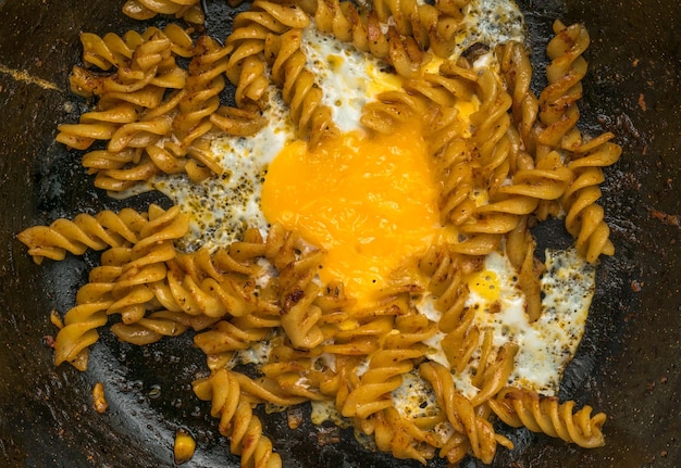 Oeuf Frit Et Pâtes Au Fond De La Casserole