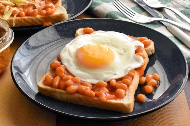 Oeuf et haricots sur toast