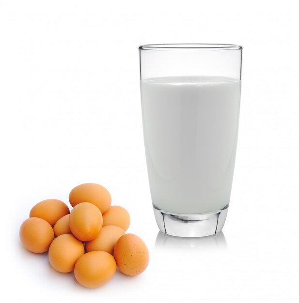 Oeuf et lait isolé sur blanc