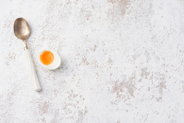 Oeuf de nourriture de l'espace avec une vieille cuillère sur fond gris