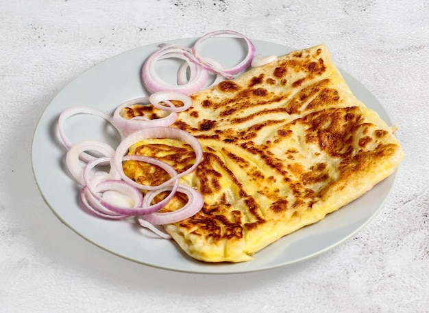 Oeuf oignon paratha ou parata servi dans un plat isolé vue de dessus de la nourriture de singapour