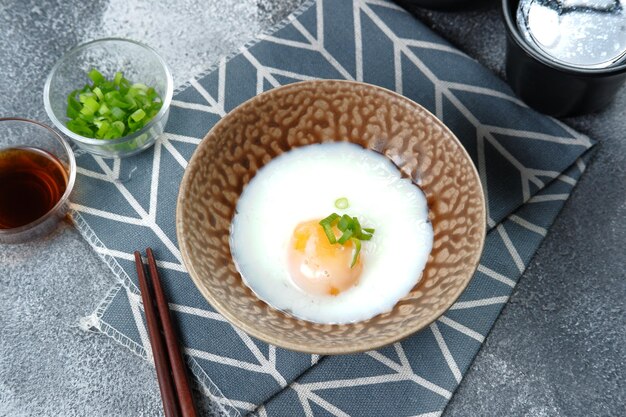 Oeuf onsen japonais ou œuf à la coque sur la table