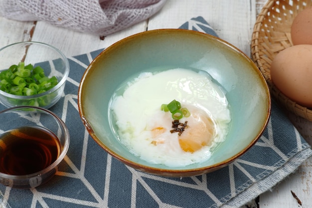 Oeuf onsen japonais ou œuf à la coque sur la table