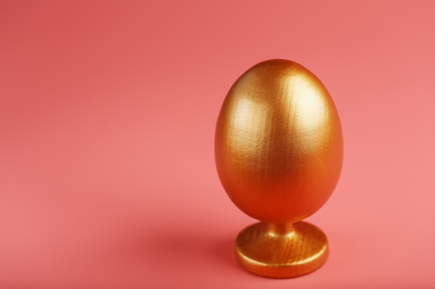 Oeuf d'or avec un concept minimaliste.