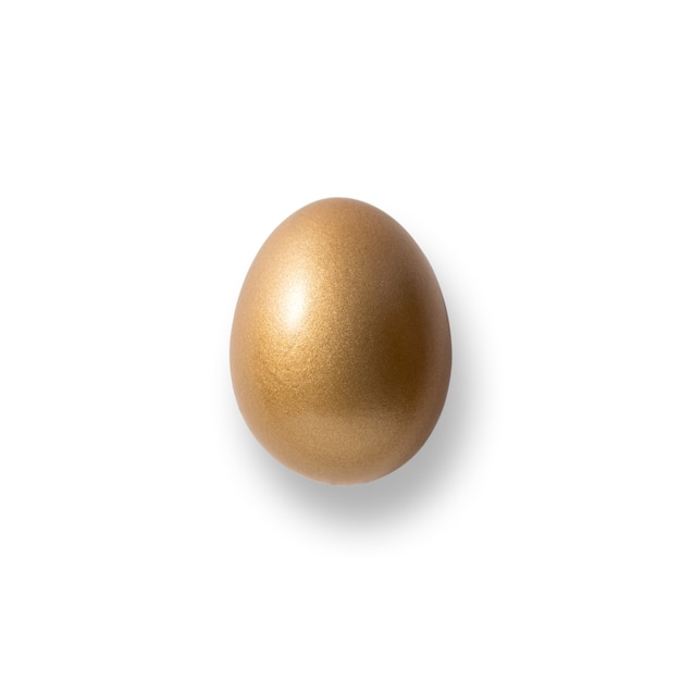 Oeuf d'or de Pâques isolé sur blanc.