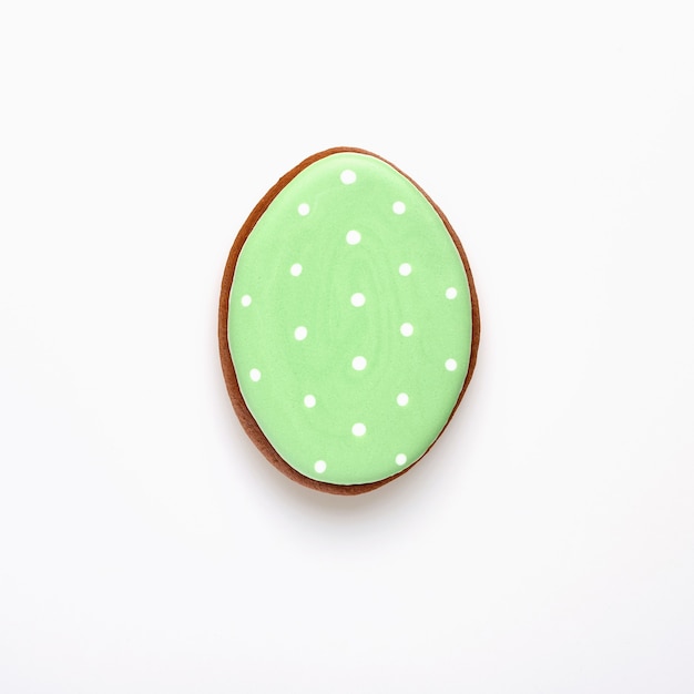 Oeuf de pain d'épice vert clair de symbole de Pâques isolé sur blanc. Vue de dessus.