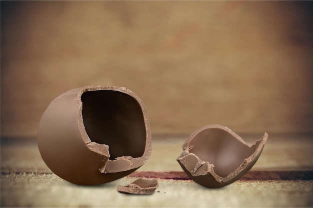 Oeuf de Pâques au chocolat sur backgrouund