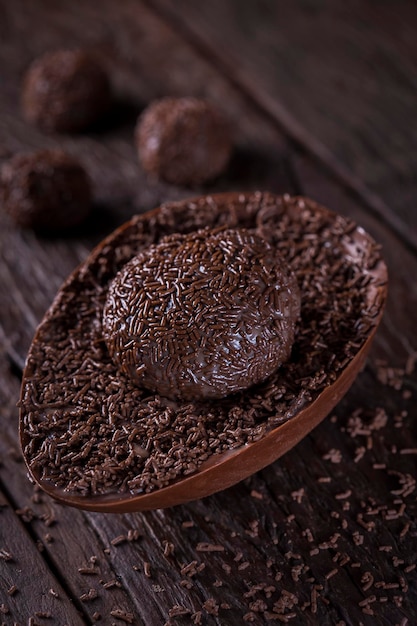 Oeuf de Pâques au chocolat farci de brigadeiro sur fond de bois rustique