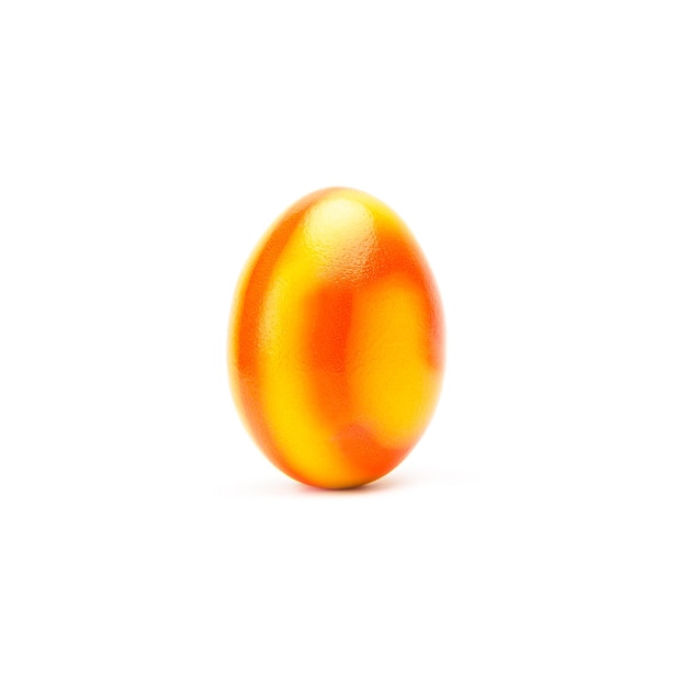 Un œuf de Pâques aux couleurs orange et jaune isolé sur fond blanc. Pris en studio avec une marque 5D III.