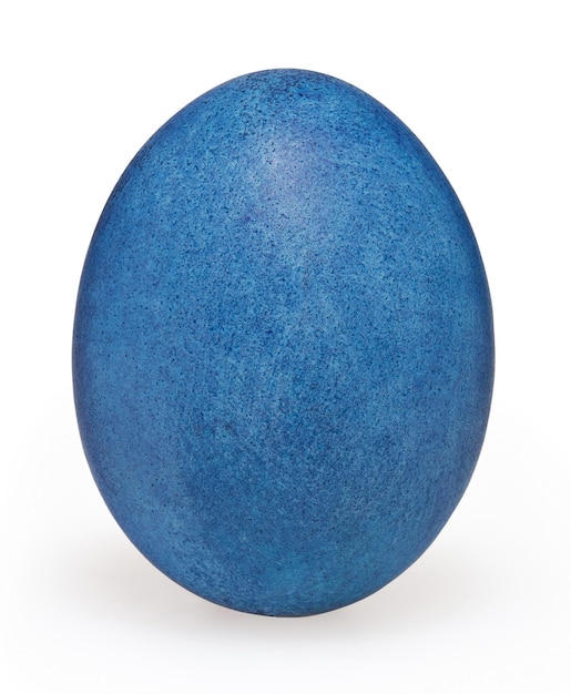 Oeuf de Pâques bleu isolé sur fond blanc avec un tracé de détourage