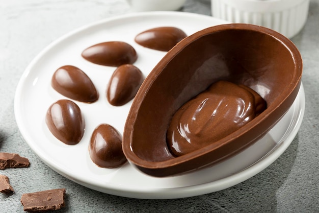 Oeuf de Pâques en chocolat sur la table