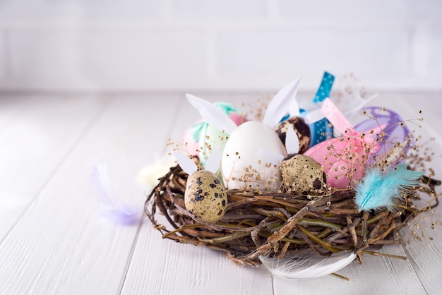 Oeuf de Pâques coloré dans le nid