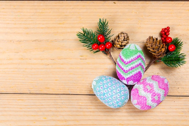 Oeuf de Pâques coloré sur une table en bois Joyeuses Pâques