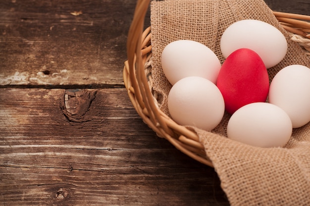 Oeuf de Pâques couché dans un panier