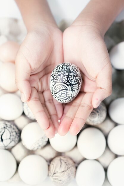 Oeuf de Pâques dans les mains de l'enfant