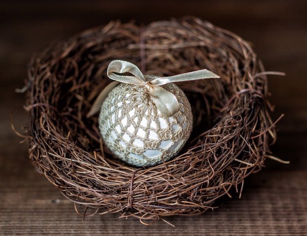 Photo oeuf de pâques dans son nid