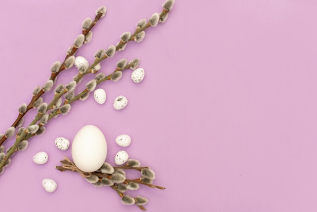 Oeuf de Pâques décoré avec des banderoles de fête sur fond rose. Concept de Pâques Lay plat.