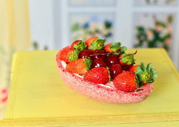 Oeuf de Pâques fait maison farci de cerise et de fraise.