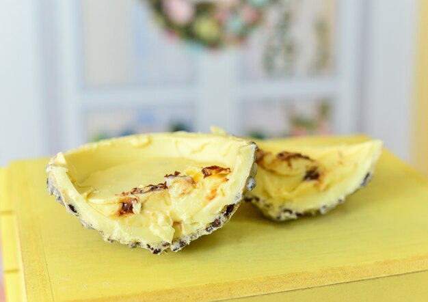 Oeuf de Pâques fait maison fourré au chocolat blanc.