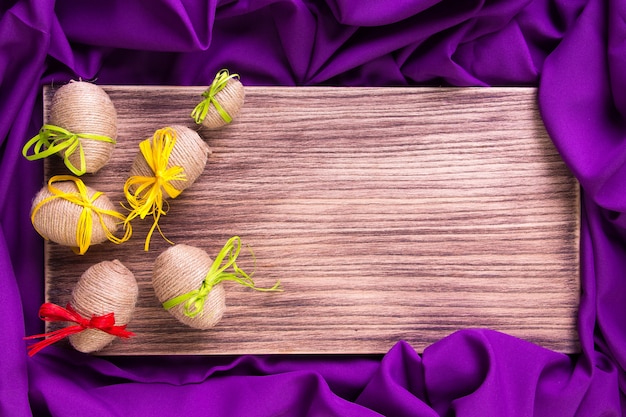 Oeuf De Pâques En Ficelle Près De Fond En Bois Et Violet