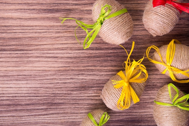 Oeuf de Pâques en ficelle sur table en bois