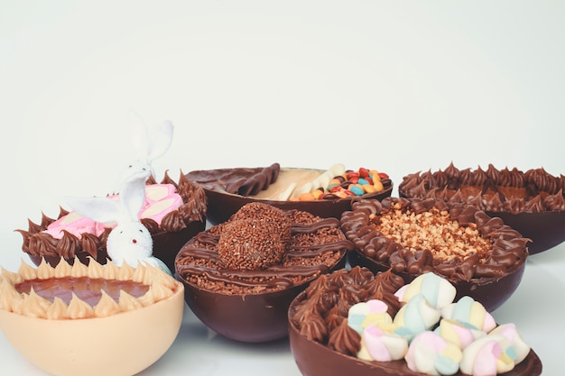 Oeuf de Pâques gastronomique avec remplissage de brigadeiro pour Pâques.