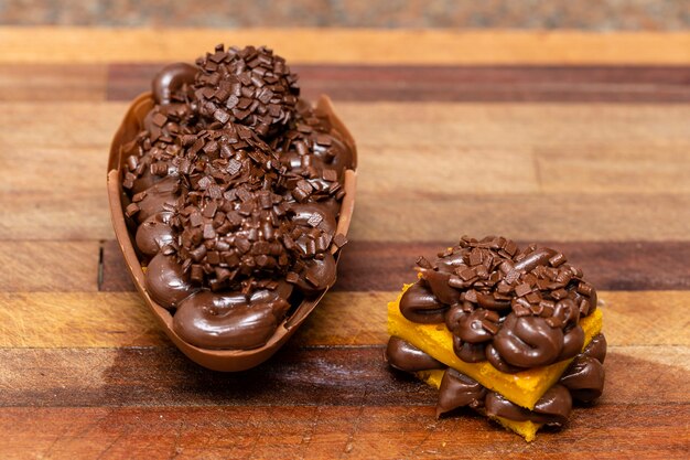 Oeuf de Pâques gourmand avec biscuit brigadeiro dulce de leche et chocolat