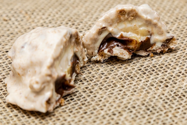 Oeuf de Pâques gourmand avec biscuit brigadeiro dulce de leche et chocolat