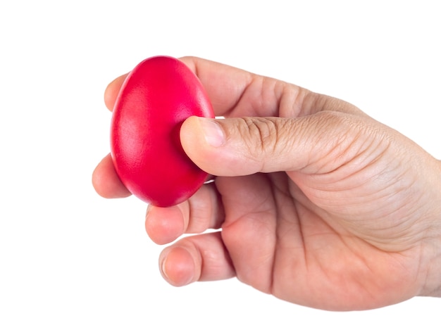 Oeuf de Pâques rouge dans la main de la femme isolé sur blanc