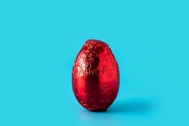 Oeuf de Pâques rouge sur fond bleu