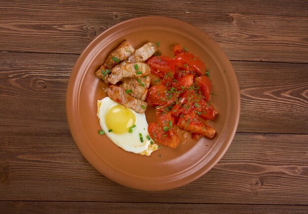 Oeuf de petit-déjeuner européen, bacon et tomate.